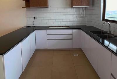 4 Bed Apartment with En Suite at Hatheru Road - 4