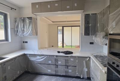 6 Bed Villa with En Suite in Lavington - 4