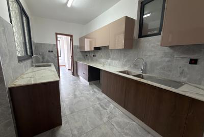 3 Bed Apartment with En Suite in Riverside - 4