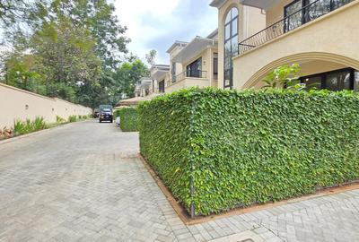 5 Bed Townhouse with En Suite at Lavington Green - 3
