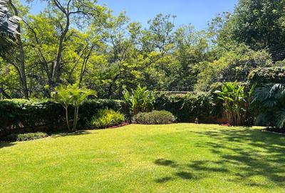 5 Bed Villa with En Suite in Lake View