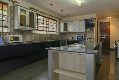 5 Bed House with En Suite in Runda - 4