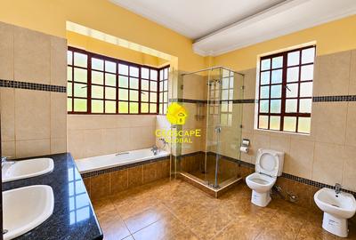 4 Bed House with En Suite in Rosslyn - 4