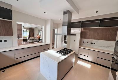 5 Bed Villa with En Suite in Runda - 3