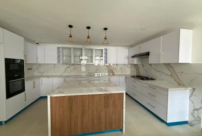 5 Bed House with En Suite in Runda - 4