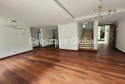 4 Bed Apartment with En Suite in Rosslyn - 2