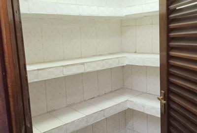 5 Bed Townhouse with En Suite at Fox Close - 4