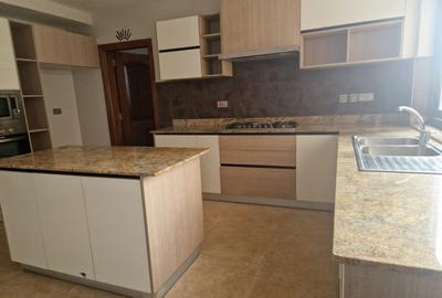 4 Bed Apartment with En Suite in Riverside - 2