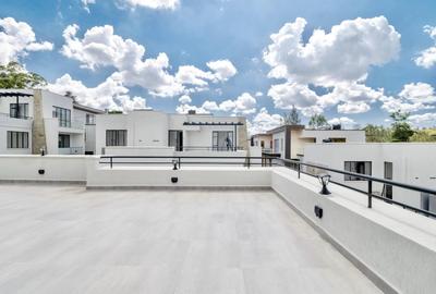 5 Bed Townhouse with En Suite in Lavington - 3
