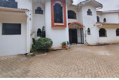 6 Bed House with En Suite in Nyari - 2
