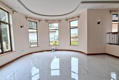 4 Bed Townhouse with En Suite in Rosslyn - 2