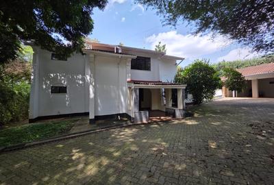 6 Bed House with En Suite in Runda - 2