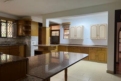 5 Bed House with En Suite in Runda - 3
