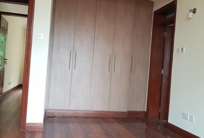 5 Bed Townhouse with En Suite at Lavington Road - 3