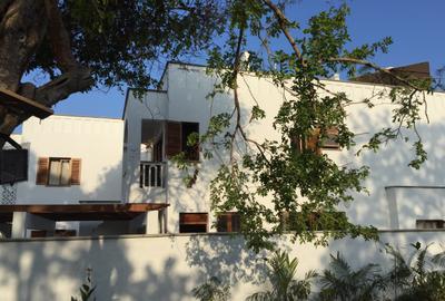 4 Bed Villa with En Suite at Hs2028 - 4