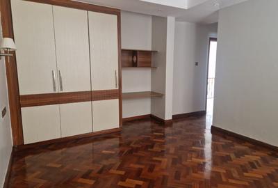 4 Bed Apartment with En Suite in Riverside - 2
