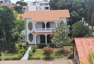 4 Bed House with En Suite at Links Road - 3