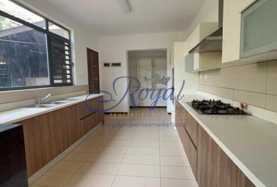 4 Bed House with En Suite in Garden Estate - 3