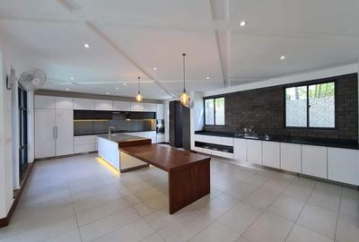 4 Bed Villa with En Suite in Nyali Area - 2