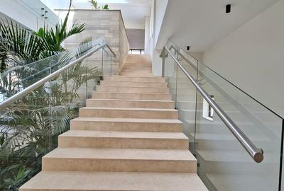 5 Bed Villa with En Suite in Spring Valley - 3