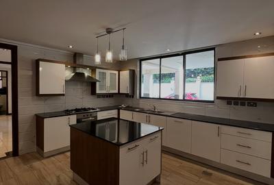 5 Bed Townhouse with En Suite at Lavington Green - 3