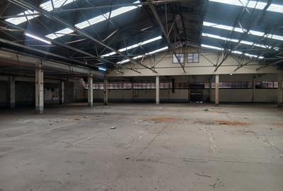 38,000 ft² Warehouse with Parking in Industrial Area