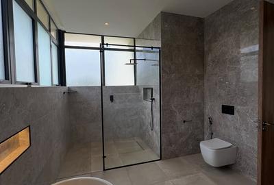 5 Bed Villa with En Suite in Nyari - 3