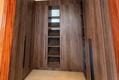 4 Bed Apartment with Swimming Pool in Riverside - 2