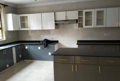 5 Bed Townhouse with En Suite in Lavington - 2