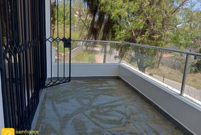 3 Bed Apartment with En Suite at Links Road - 4