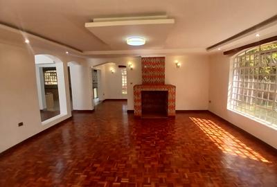 5 Bed House with En Suite in Runda - 2