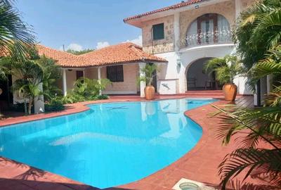 5 Bed Townhouse with En Suite at Bofa - 2