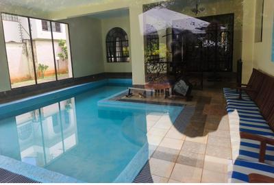 5 Bed House with En Suite in Runda