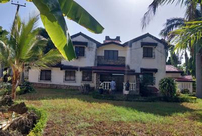 4 Bed House with En Suite at Links Road - 2