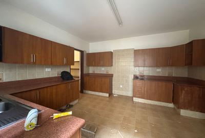 5 Bed Townhouse with En Suite in Lavington - 4