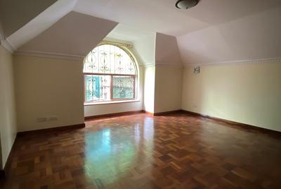 5 Bed Townhouse with En Suite at Lavington Green - 4