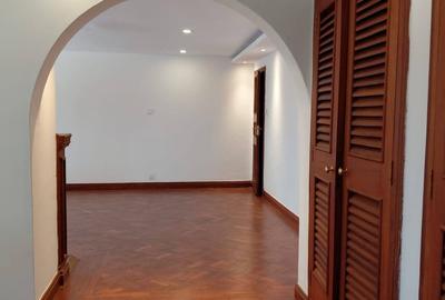 5 Bed Townhouse with En Suite in Runda - 4