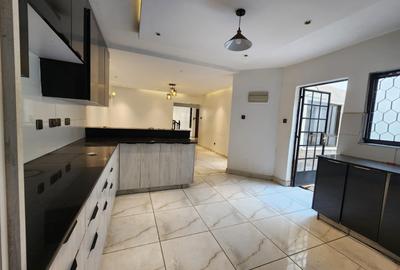 5 Bed Townhouse with En Suite at Lavington - 3