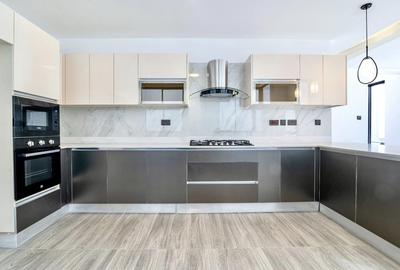 5 Bed Townhouse with En Suite in Lavington - 4