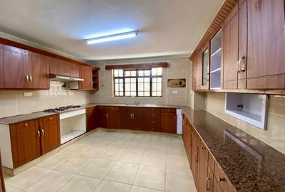 4 Bed Townhouse with En Suite at Lavington - 3