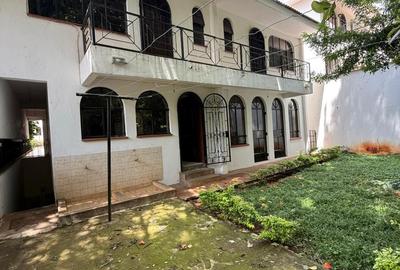 5 Bed Townhouse with En Suite at Riverside Drive - 2