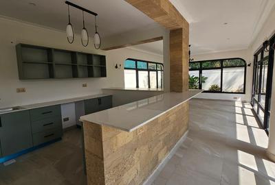 Serviced 5 Bed Apartment with En Suite in Runda - 3