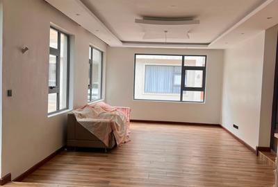 6 Bed Townhouse with Garden in Lavington - 2
