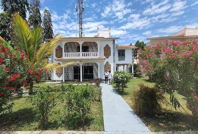 4 Bed House with En Suite at Links Road - 2