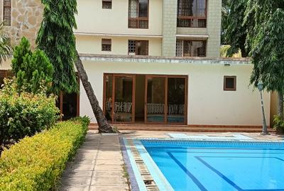 Serviced 3 Bed Apartment with En Suite at Links Road - 4