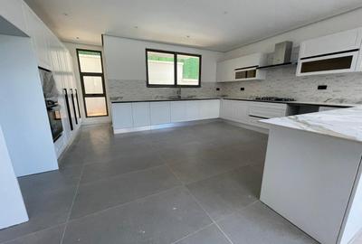 5 Bed Villa with En Suite in Lavington - 3