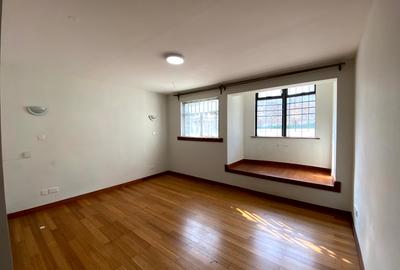 5 Bed Villa with En Suite in Spring Valley - 4