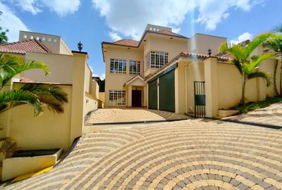 4 Bed Villa with En Suite in Kyuna