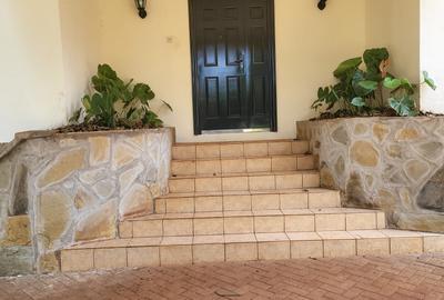 5 Bed Villa with En Suite in Nyari - 3