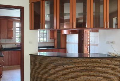 5 Bed House with En Suite in Lavington